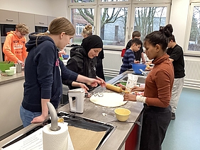 Die 6. Klasse backt Pizza in der Vorhabenwoche